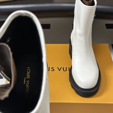 26Fw秋冬新款Louis vuitton LV BEAUBOURG及踝靴老花吊坠宽筒矮靴厚底侧拉链短靴 本款 LV B 26Fw秋冬新款Louis vuitton LV BEAUBOURG及踝靴老花吊坠宽筒矮靴厚底侧拉链短靴 本款 LV B