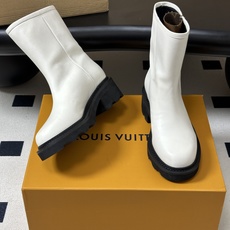 26Fw秋冬新款Louis vuitton LV BEAUBOURG及踝靴老花吊坠宽筒矮靴厚底侧拉链短靴 本款 LV B 26Fw秋冬新款Louis vuitton LV BEAUBOURG及踝靴老花吊坠宽筒矮靴厚底侧拉链短靴 本款 LV B