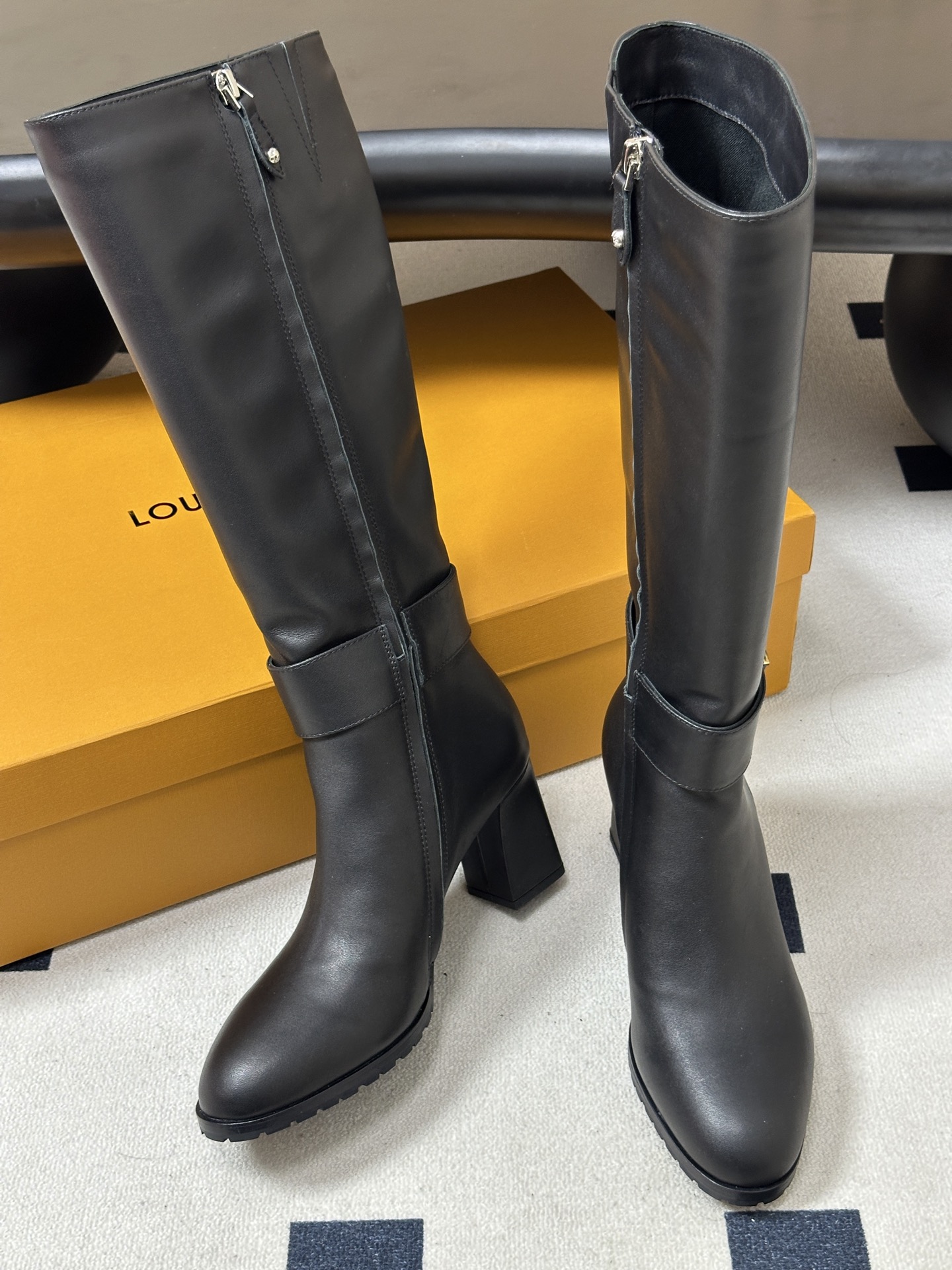 26ss 秋冬新款Louis vuitton Lv LEGACY 圆头高跟长靴侧拉链经典字母扣带长筒靴 本款 Legac