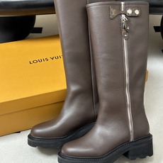 26Fw秋冬新款Louis vuitton LV BEAUBOURG高筒靴老花吊坠骑士靴厚底侧拉链长靴 本款 LV Be 26Fw秋冬新款Louis vuitton LV BEAUBOURG高筒靴老花吊坠骑士靴厚底侧拉链长靴 本款 LV Be