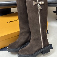 26Fw秋冬新款Louis vuitton LV BEAUBOURG高筒靴老花吊坠骑士靴厚底侧拉链长靴 本款 LV Be 26Fw秋冬新款Louis vuitton LV BEAUBOURG高筒靴老花吊坠骑士靴厚底侧拉链长靴 本款 LV Be