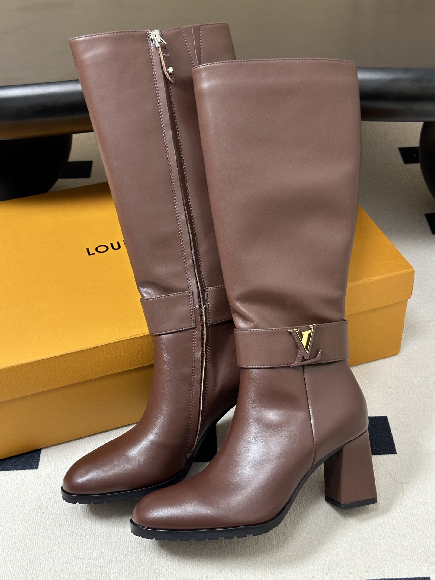 26ss 秋冬新款Louis vuitton Lv LEGACY 圆头高跟长靴侧拉链经典字母扣带长筒靴 本款 Legac