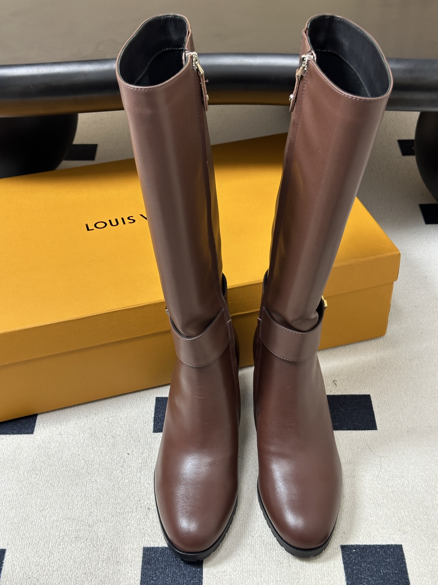 26ss 秋冬新款Louis vuitton Lv LEGACY 圆头高跟长靴侧拉链经典字母扣带长筒靴 本款 Legac