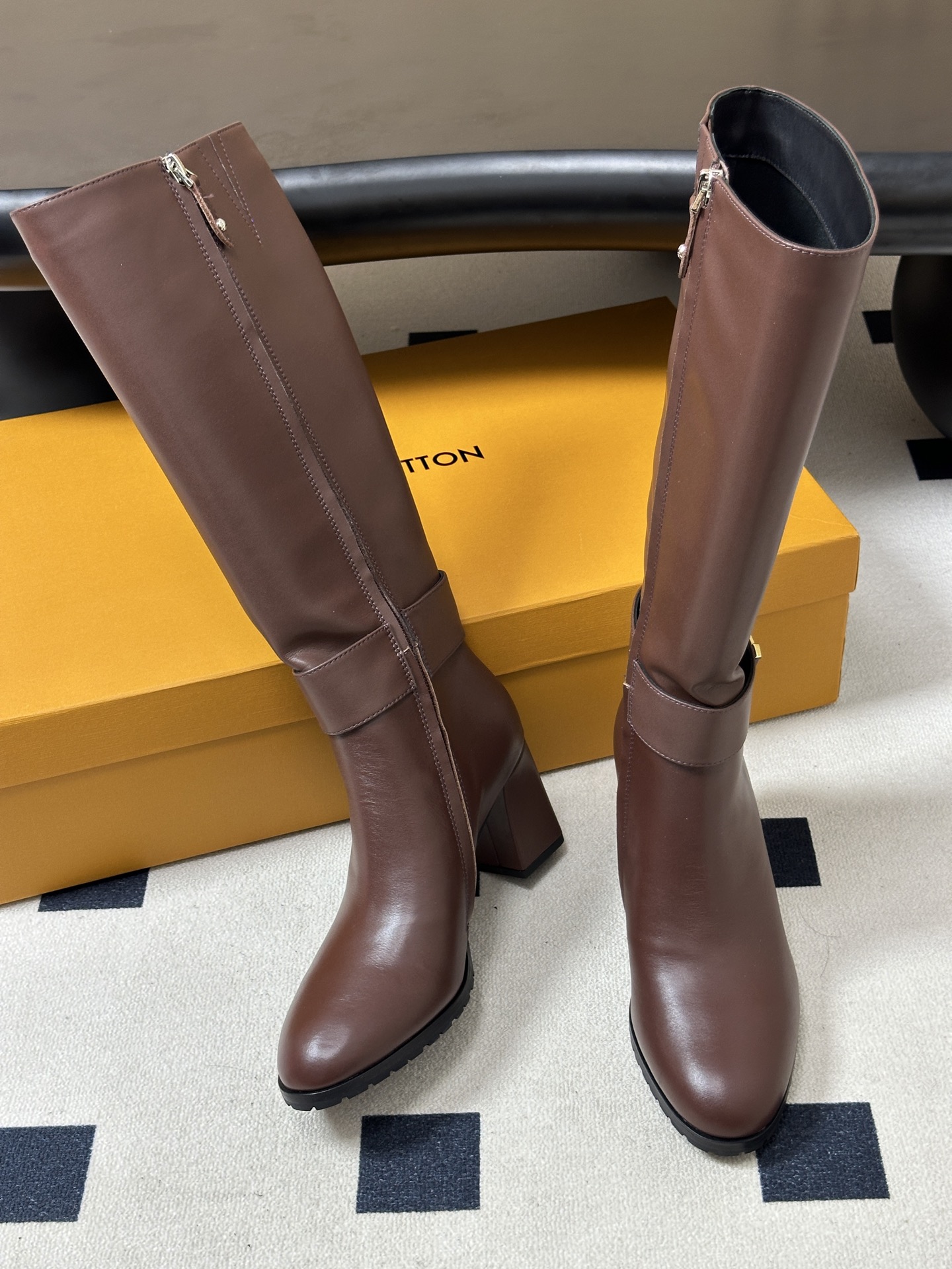 26ss 秋冬新款Louis vuitton Lv LEGACY 圆头高跟长靴侧拉链经典字母扣带长筒靴 本款 Legac