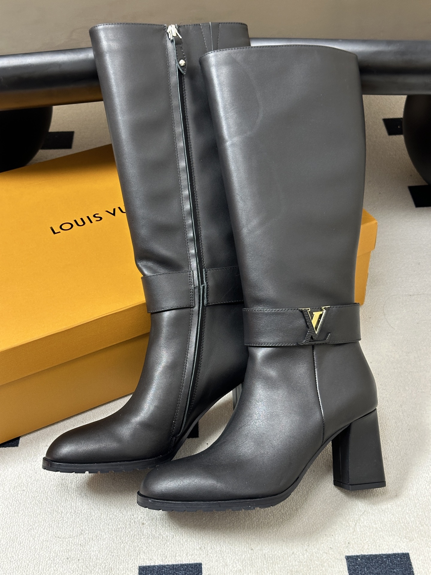 26ss 秋冬新款Louis vuitton Lv LEGACY 圆头高跟长靴侧拉链经典字母扣带长筒靴 本款 Legac
