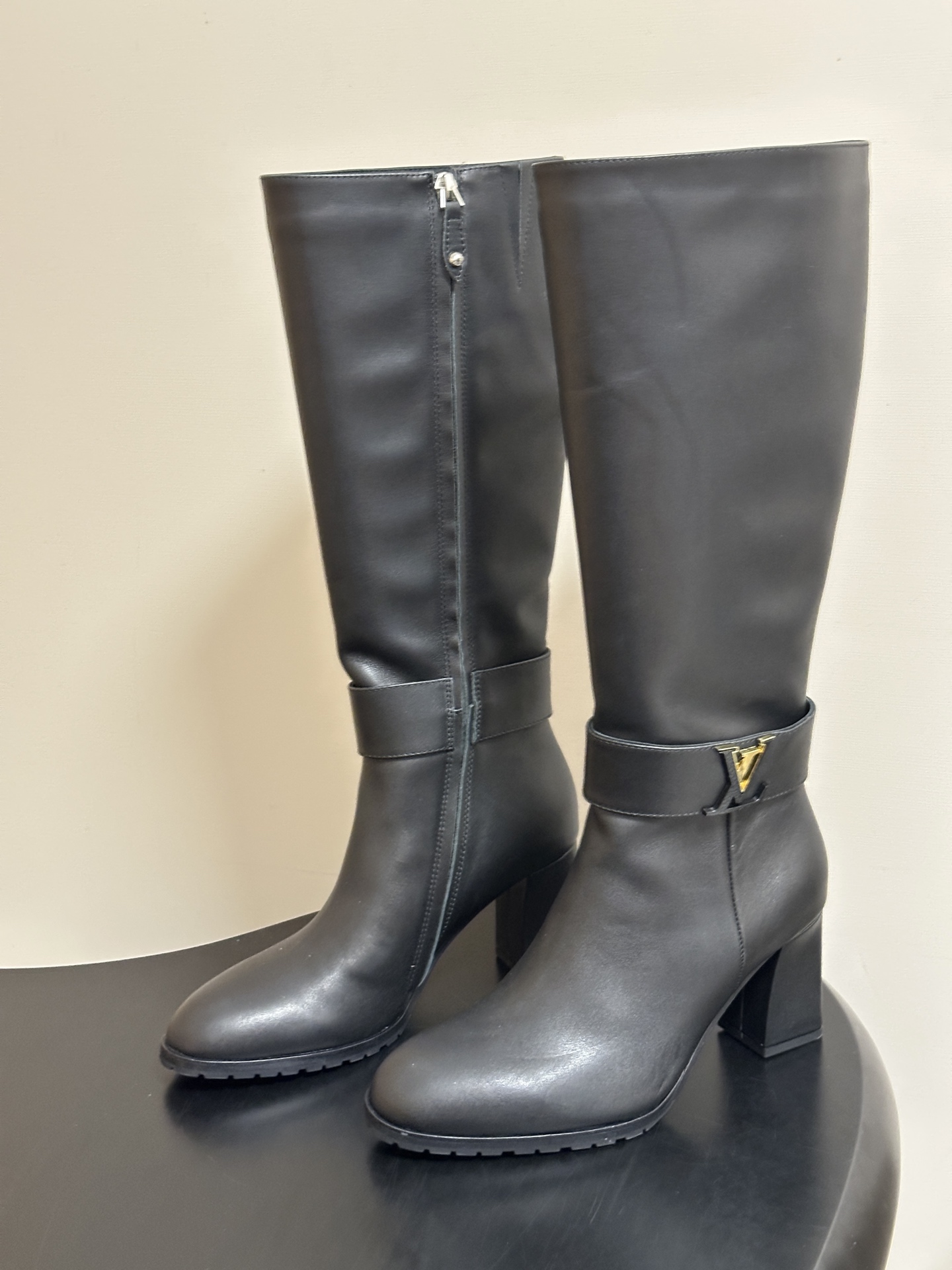 26ss 秋冬新款Louis vuitton Lv LEGACY 圆头高跟长靴侧拉链经典字母扣带长筒靴 本款 Legac