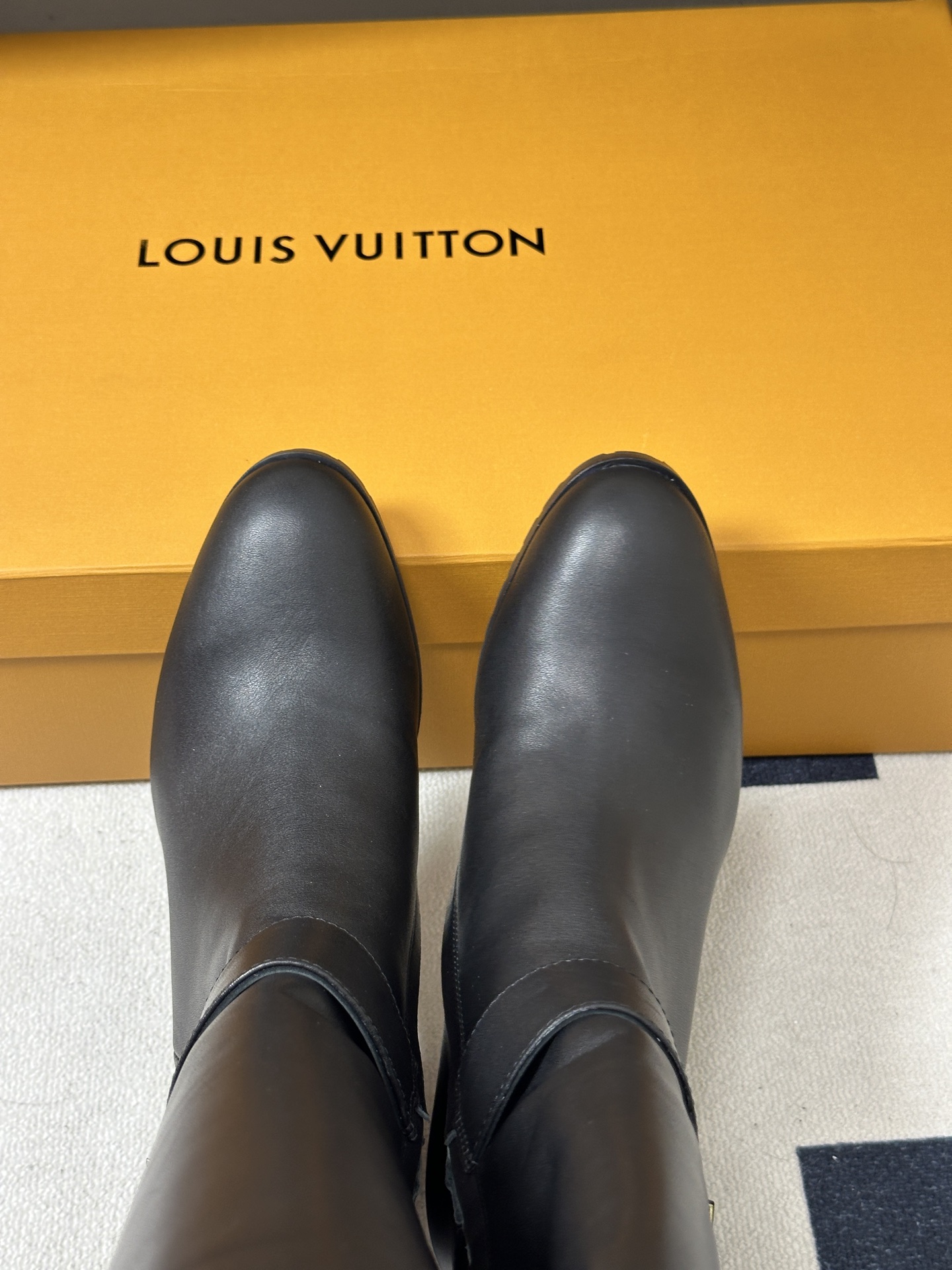 26ss 秋冬新款Louis vuitton Lv LEGACY 圆头高跟长靴侧拉链经典字母扣带长筒靴 本款 Legac