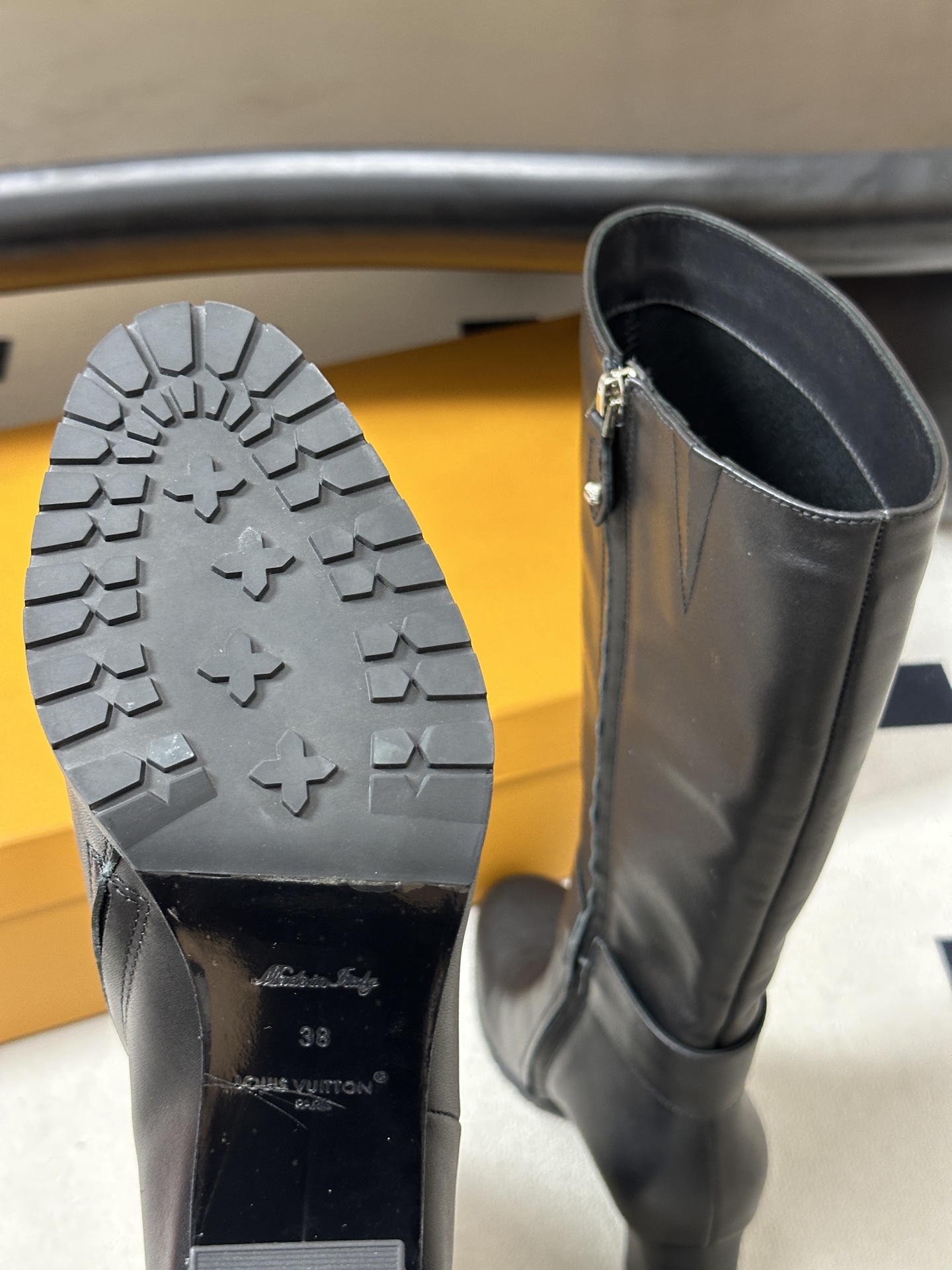 26ss 秋冬新款Louis vuitton Lv LEGACY 圆头高跟长靴侧拉链经典字母扣带长筒靴 本款 Legac