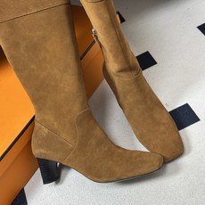 Hermes 爱马仕🐎 H家 2026 秋冬新款 Louisa 复古老钱长靴系列几何异形鞋跟新颖直筒高跟长靴 经典简约! Hermes 爱马仕🐎 H家 2026 秋冬新款 Louisa 复古老钱长靴系列几何异形鞋跟新颖直筒高跟长靴 经典简约!