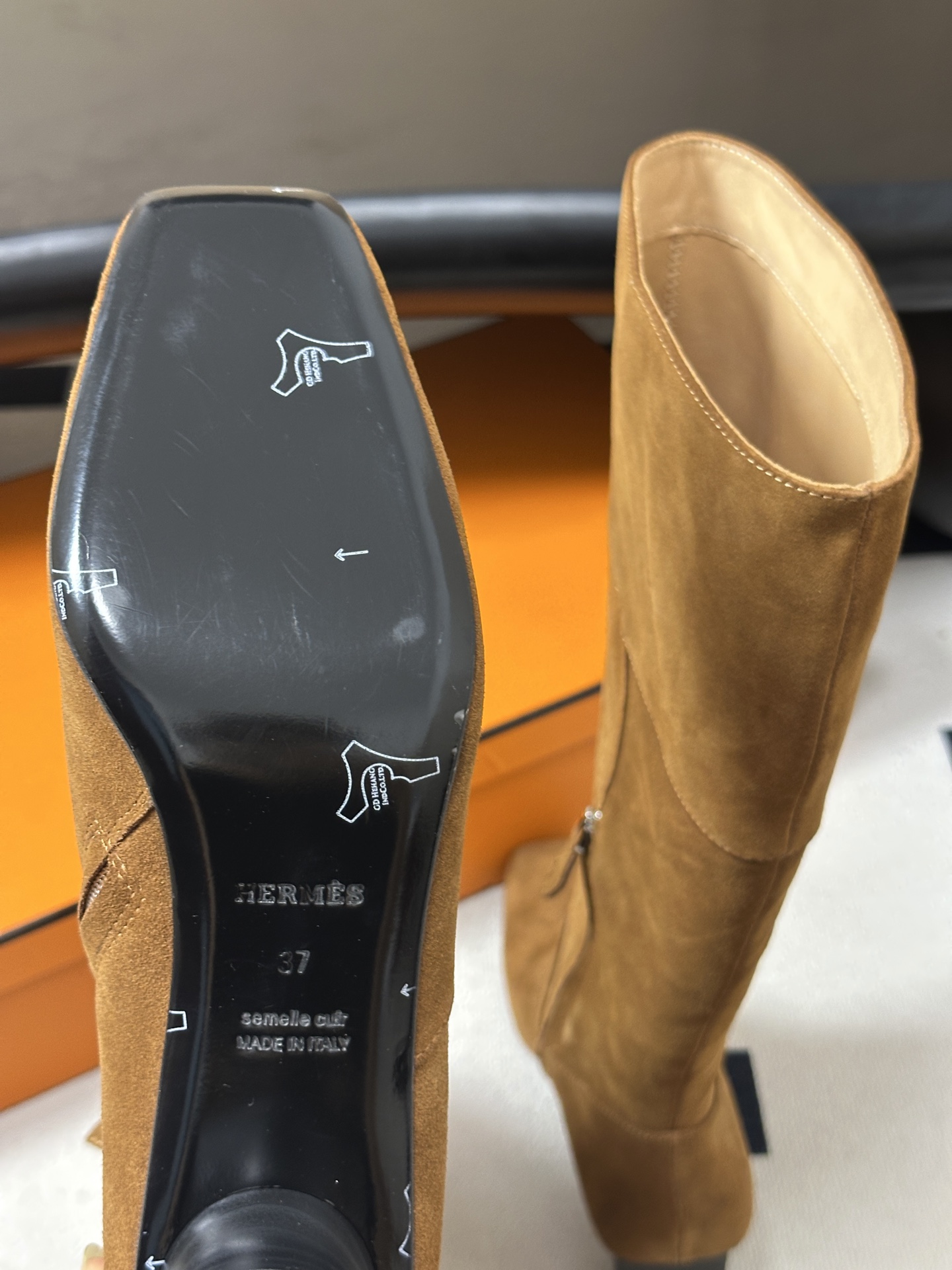 Hermes 爱马仕🐎 H家 2026 秋冬新款 Louisa 复古老钱长靴系列几何异形鞋跟新颖直筒高跟长靴 经典简约! Hermes 爱马仕🐎 H家 2026 秋冬新款 Louisa 复古老钱长靴系列几何异形鞋跟新颖直筒高跟长靴 经典简约!