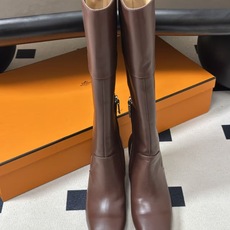 Hermes 爱马仕🐎 H家 2026 秋冬新款 Louisa 复古老钱长靴系列几何异形鞋跟新颖直筒高跟长靴 经典简约! Hermes 爱马仕🐎 H家 2026 秋冬新款 Louisa 复古老钱长靴系列几何异形鞋跟新颖直筒高跟长靴 经典简约!
