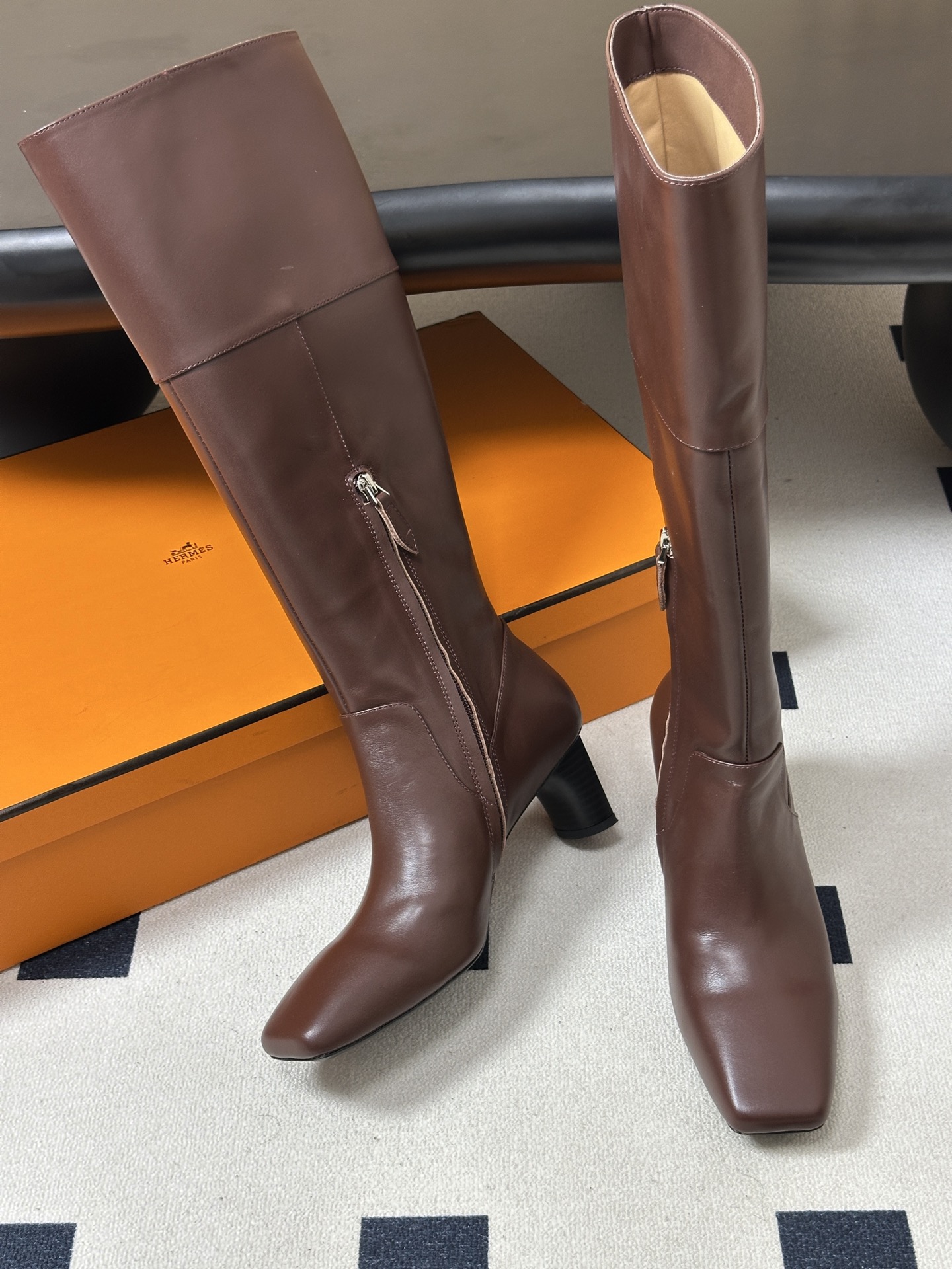 Hermes 爱马仕🐎 H家 2026 秋冬新款 Louisa 复古老钱长靴系列几何异形鞋跟新颖直筒高跟长靴 经典简约! Hermes 爱马仕🐎 H家 2026 秋冬新款 Louisa 复古老钱长靴系列几何异形鞋跟新颖直筒高跟长靴 经典简约!