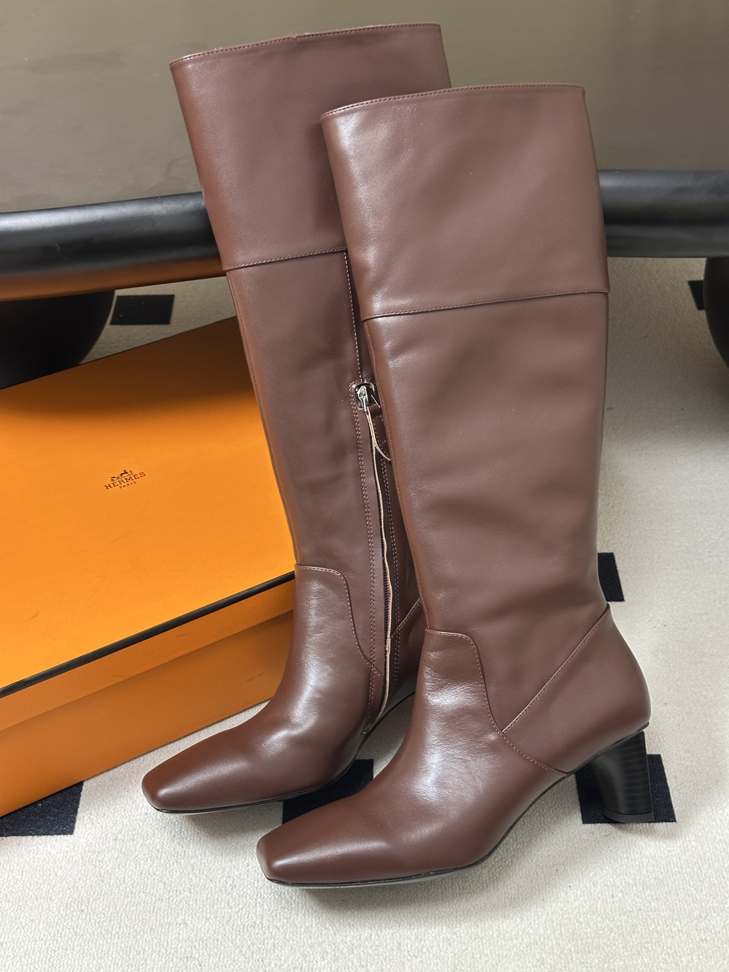 Hermes 爱马仕🐎 H家 2026 秋冬新款 Louisa 复古老钱长靴系列几何异形鞋跟新颖直筒高跟长靴 经典简约! Hermes 爱马仕🐎 H家 2026 秋冬新款 Louisa 复古老钱长靴系列几何异形鞋跟新颖直筒高跟长靴 经典简约!