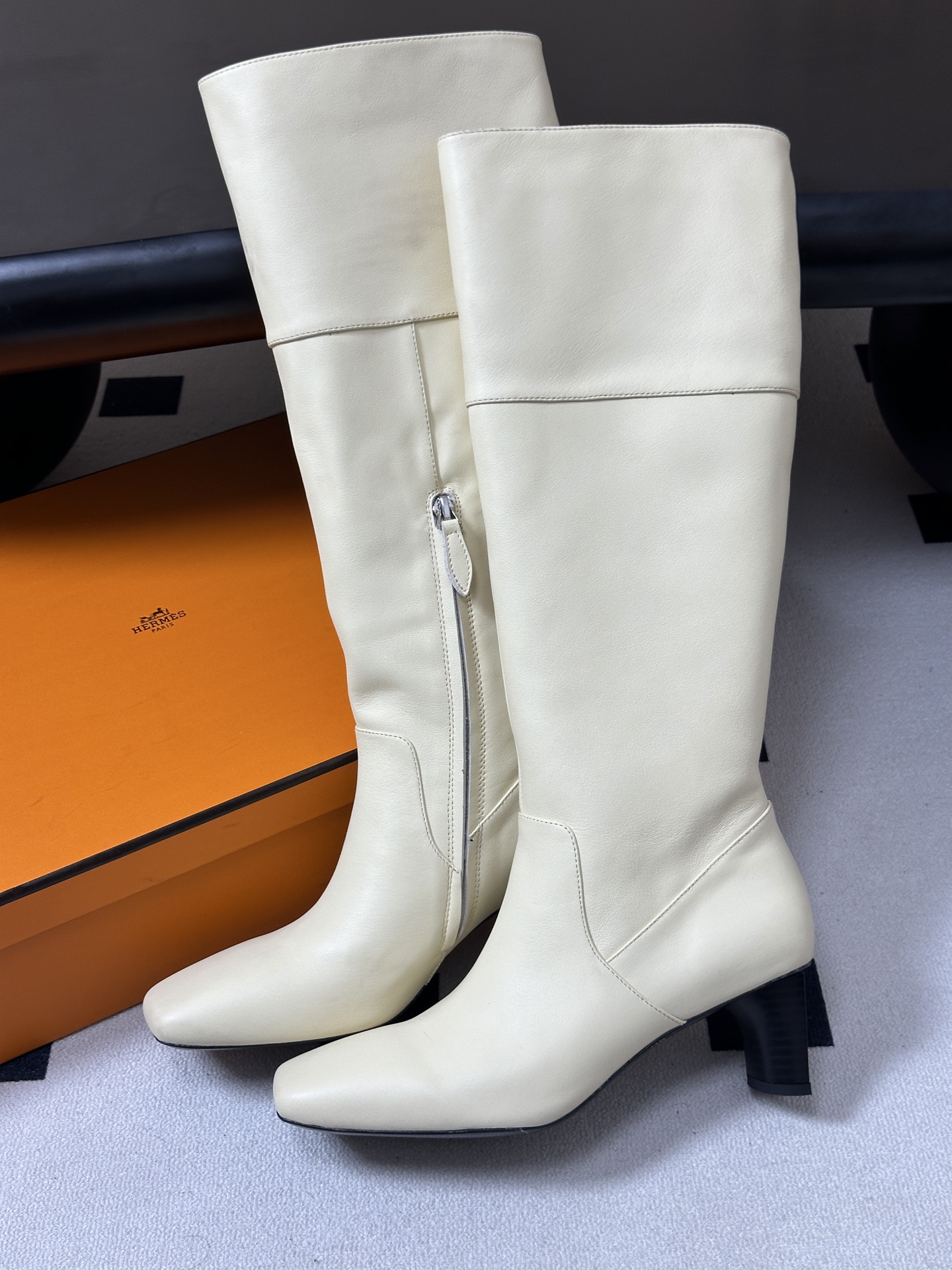 Hermes 爱马仕🐎 H家 2026 秋冬新款 Louisa 复古老钱长靴系列几何异形鞋跟新颖直筒高跟长靴 经典简约! Hermes 爱马仕🐎 H家 2026 秋冬新款 Louisa 复古老钱长靴系列几何异形鞋跟新颖直筒高跟长靴 经典简约!