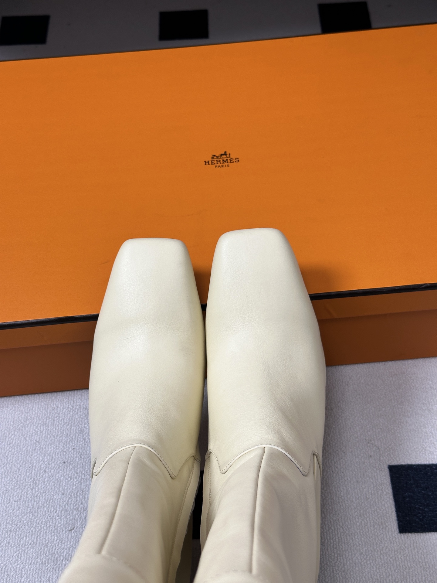 Hermes 爱马仕🐎 H家 2026 秋冬新款 Louisa 复古老钱长靴系列几何异形鞋跟新颖直筒高跟长靴 经典简约! Hermes 爱马仕🐎 H家 2026 秋冬新款 Louisa 复古老钱长靴系列几何异形鞋跟新颖直筒高跟长靴 经典简约!