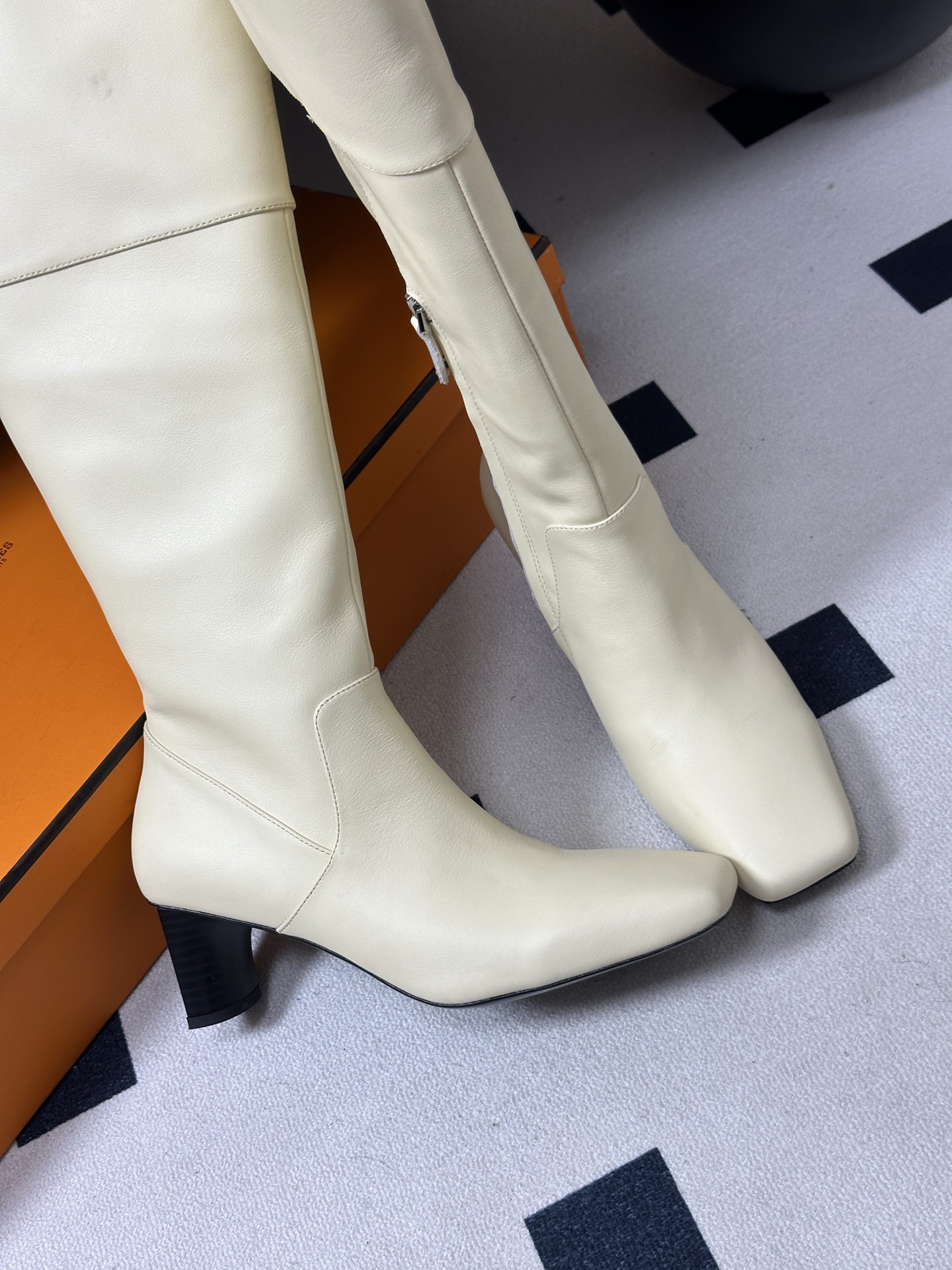 Hermes 爱马仕🐎 H家 2026 秋冬新款 Louisa 复古老钱长靴系列几何异形鞋跟新颖直筒高跟长靴 经典简约! Hermes 爱马仕🐎 H家 2026 秋冬新款 Louisa 复古老钱长靴系列几何异形鞋跟新颖直筒高跟长靴 经典简约!