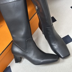 Hermes 爱马仕🐎 H家 2026 秋冬新款 Louisa 复古老钱长靴系列几何异形鞋跟新颖直筒高跟长靴 经典简约! Hermes 爱马仕🐎 H家 2026 秋冬新款 Louisa 复古老钱长靴系列几何异形鞋跟新颖直筒高跟长靴 经典简约!
