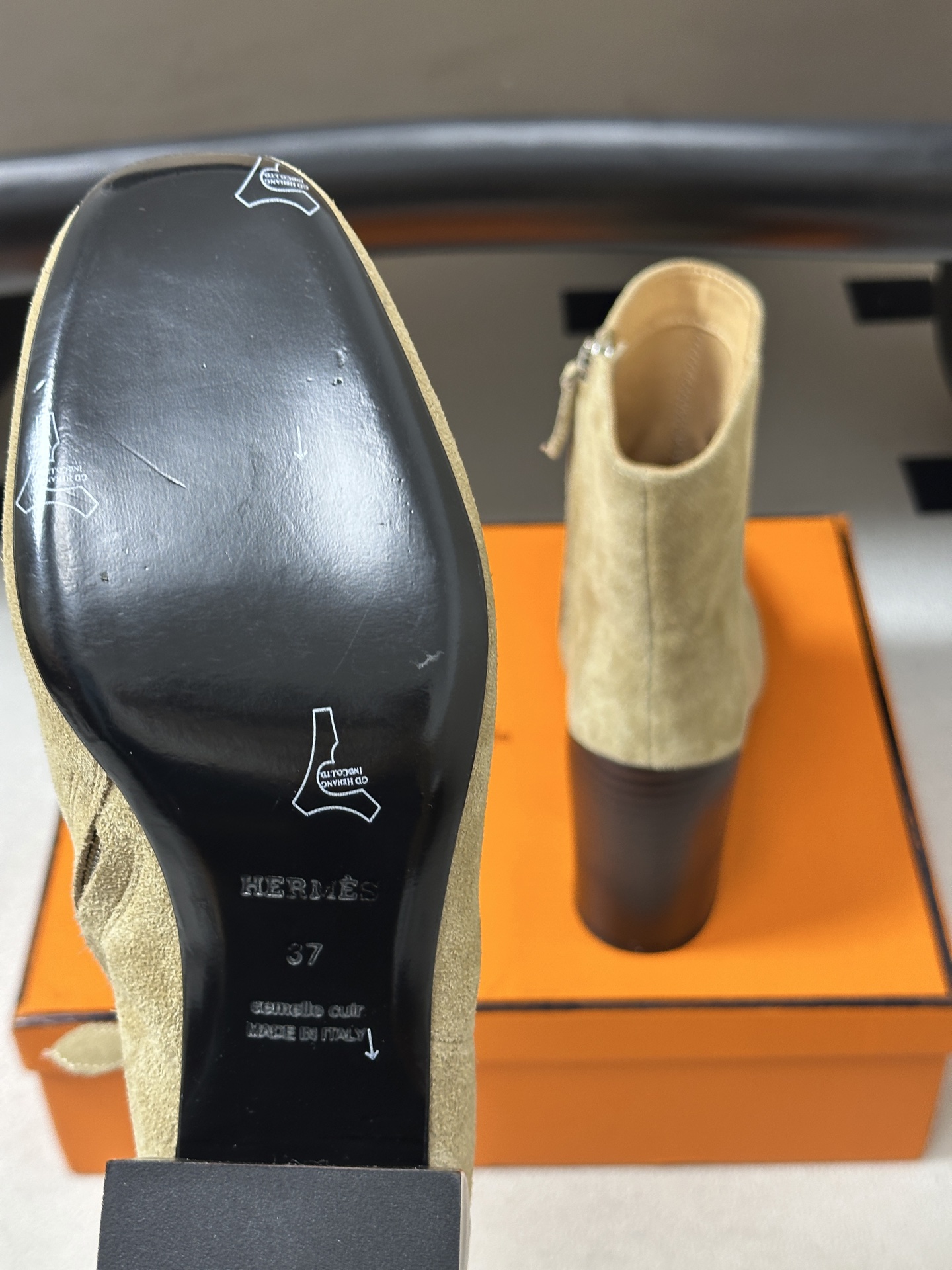 Hermes 爱马仕🐎 26Fw秋冬新款 H家Novita 60及踝靴系列复古老钱麂皮绒面侧拉链短靴几何粗跟短靴 几何风 Hermes 爱马仕🐎 26Fw秋冬新款 H家Novita 60及踝靴系列复古老钱麂皮绒面侧拉链短靴几何粗跟短靴 几何风