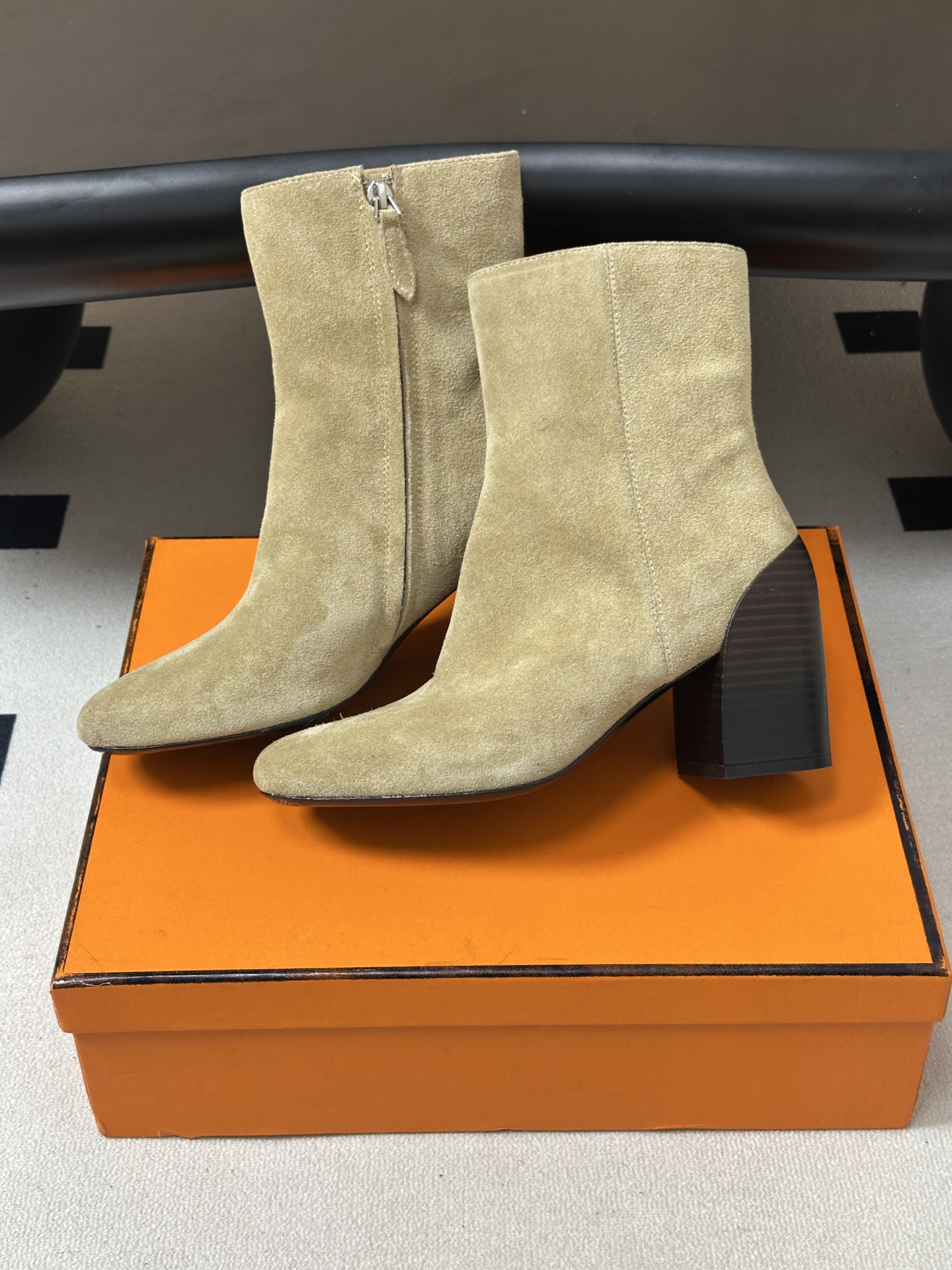 Hermes 爱马仕🐎 26Fw秋冬新款 H家Novita 60及踝靴系列复古老钱麂皮绒面侧拉链短靴几何粗跟短靴 几何风 Hermes 爱马仕🐎 26Fw秋冬新款 H家Novita 60及踝靴系列复古老钱麂皮绒面侧拉链短靴几何粗跟短靴 几何风