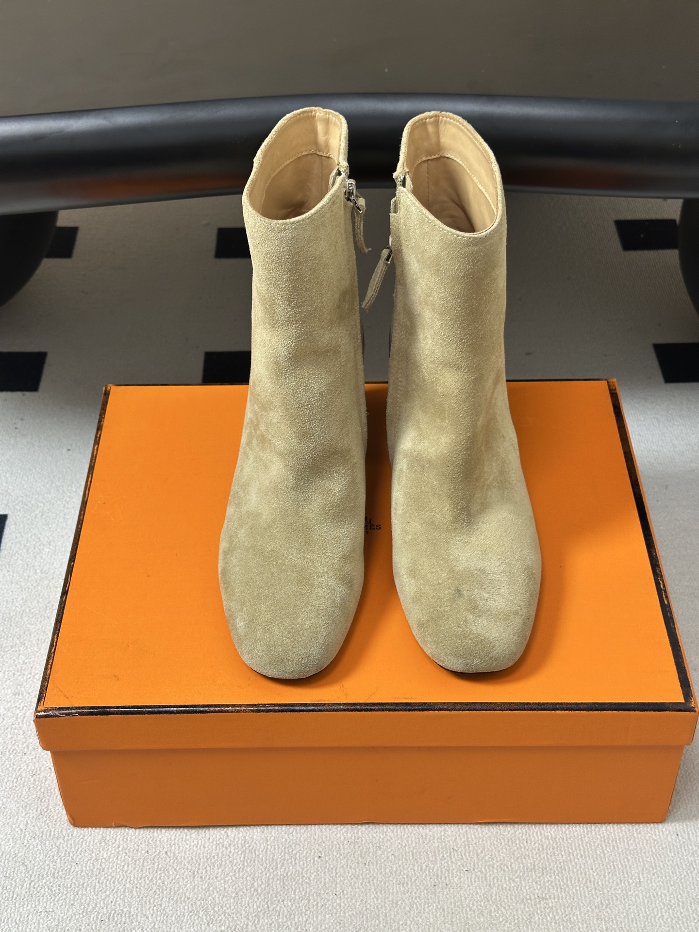 Hermes 爱马仕🐎 26Fw秋冬新款 H家Novita 60及踝靴系列复古老钱麂皮绒面侧拉链短靴几何粗跟短靴 几何风 Hermes 爱马仕🐎 26Fw秋冬新款 H家Novita 60及踝靴系列复古老钱麂皮绒面侧拉链短靴几何粗跟短靴 几何风