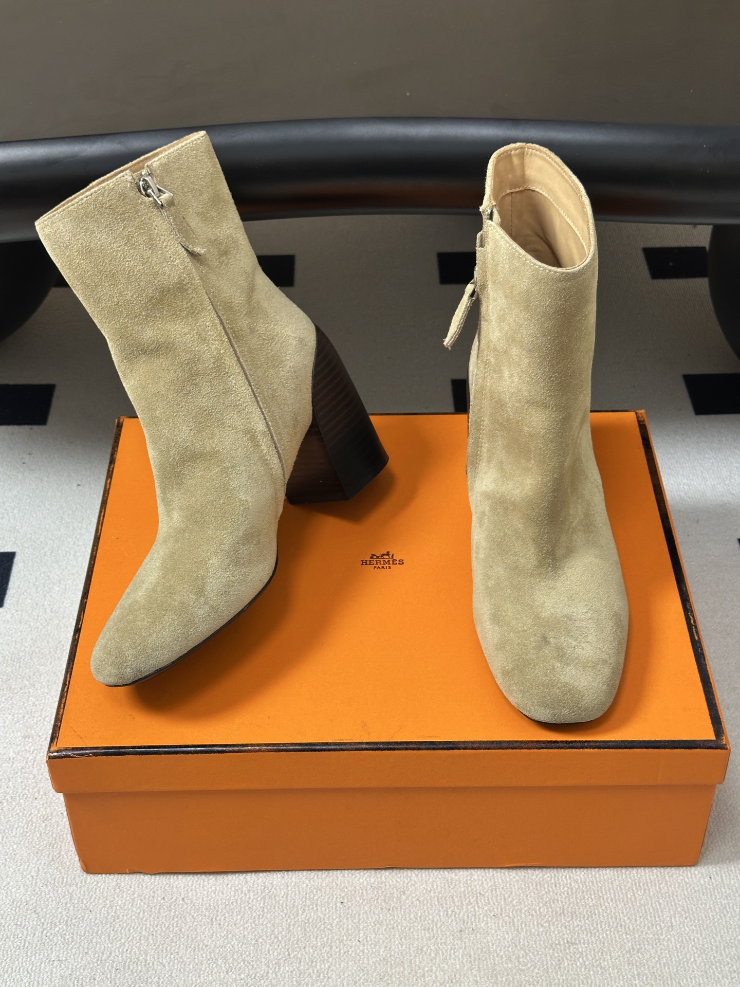 Hermes 爱马仕🐎 26Fw秋冬新款 H家Novita 60及踝靴系列复古老钱麂皮绒面侧拉链短靴几何粗跟短靴 几何风 Hermes 爱马仕🐎 26Fw秋冬新款 H家Novita 60及踝靴系列复古老钱麂皮绒面侧拉链短靴几何粗跟短靴 几何风