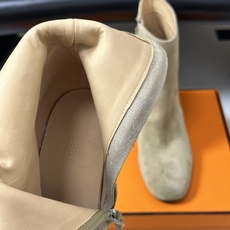 Hermes 爱马仕🐎 26Fw秋冬新款 H家Novita 60及踝靴系列复古老钱麂皮绒面侧拉链短靴几何粗跟短靴 几何风 Hermes 爱马仕🐎 26Fw秋冬新款 H家Novita 60及踝靴系列复古老钱麂皮绒面侧拉链短靴几何粗跟短靴 几何风