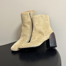 Hermes 爱马仕🐎 26Fw秋冬新款 H家Novita 60及踝靴系列复古老钱麂皮绒面侧拉链短靴几何粗跟短靴 几何风 Hermes 爱马仕🐎 26Fw秋冬新款 H家Novita 60及踝靴系列复古老钱麂皮绒面侧拉链短靴几何粗跟短靴 几何风