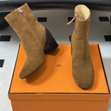 Hermes 爱马仕🐎 26Fw秋冬新款 H家Novita 60及踝靴系列复古老钱麂皮绒面侧拉链短靴几何粗跟短靴 几何风 Hermes 爱马仕🐎 26Fw秋冬新款 H家Novita 60及踝靴系列复古老钱麂皮绒面侧拉链短靴几何粗跟短靴 几何风