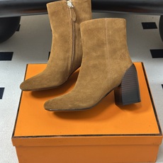 Hermes 爱马仕🐎 26Fw秋冬新款 H家Novita 60及踝靴系列复古老钱麂皮绒面侧拉链短靴几何粗跟短靴 几何风 Hermes 爱马仕🐎 26Fw秋冬新款 H家Novita 60及踝靴系列复古老钱麂皮绒面侧拉链短靴几何粗跟短靴 几何风