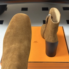 Hermes 爱马仕🐎 26Fw秋冬新款 H家Novita 60及踝靴系列复古老钱麂皮绒面侧拉链短靴几何粗跟短靴 几何风 Hermes 爱马仕🐎 26Fw秋冬新款 H家Novita 60及踝靴系列复古老钱麂皮绒面侧拉链短靴几何粗跟短靴 几何风