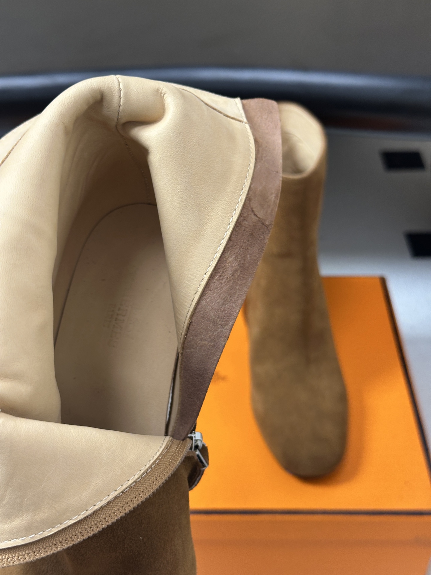 Hermes 爱马仕🐎 26Fw秋冬新款 H家Novita 60及踝靴系列复古老钱麂皮绒面侧拉链短靴几何粗跟短靴 几何风 Hermes 爱马仕🐎 26Fw秋冬新款 H家Novita 60及踝靴系列复古老钱麂皮绒面侧拉链短靴几何粗跟短靴 几何风