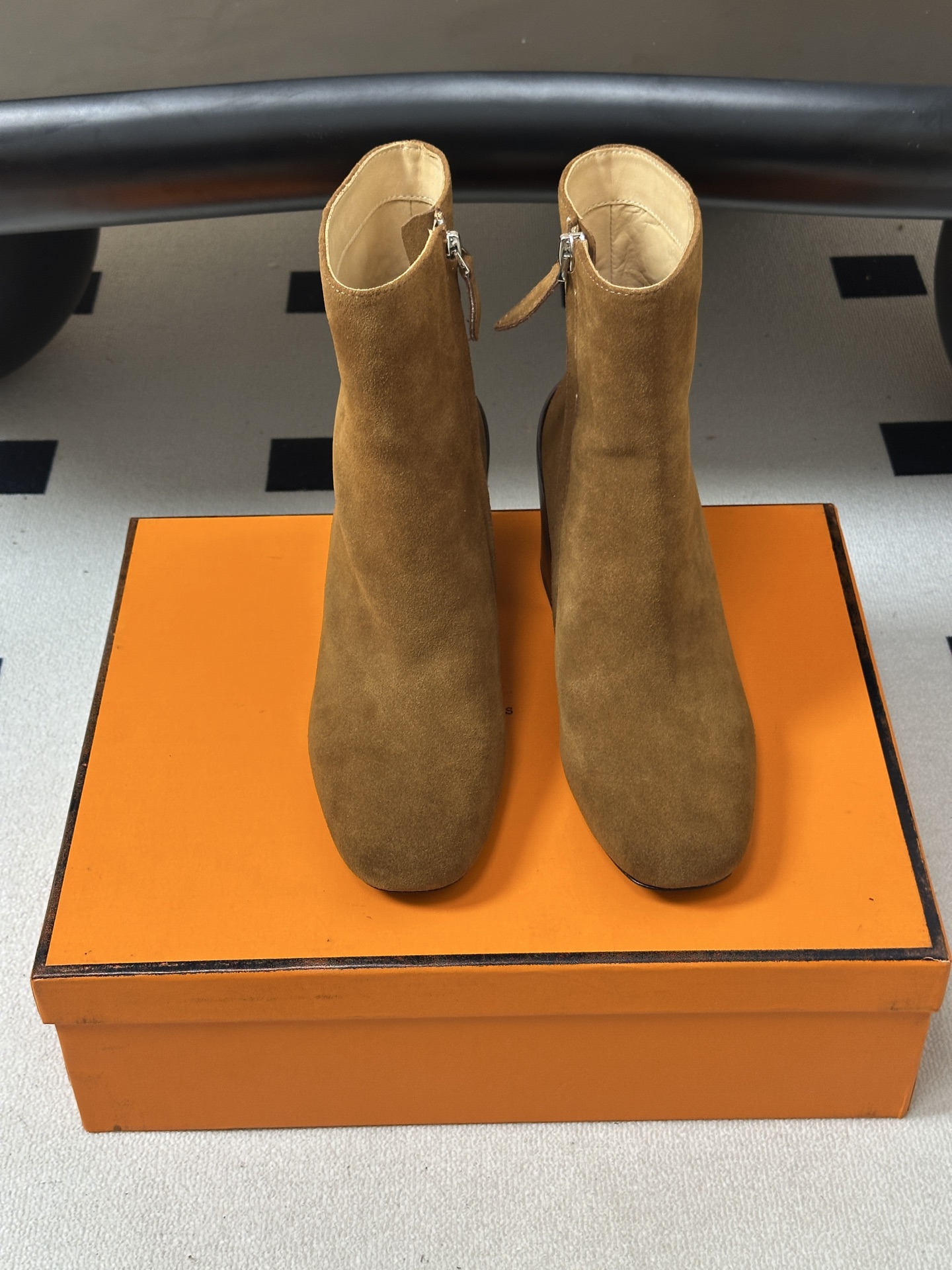 Hermes 爱马仕🐎 26Fw秋冬新款 H家Novita 60及踝靴系列复古老钱麂皮绒面侧拉链短靴几何粗跟短靴 几何风 Hermes 爱马仕🐎 26Fw秋冬新款 H家Novita 60及踝靴系列复古老钱麂皮绒面侧拉链短靴几何粗跟短靴 几何风