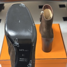 Hermes 爱马仕🐎 26Fw秋冬新款 H家Novita 60及踝靴系列复古老钱麂皮绒面侧拉链短靴几何粗跟短靴 几何风 Hermes 爱马仕🐎 26Fw秋冬新款 H家Novita 60及踝靴系列复古老钱麂皮绒面侧拉链短靴几何粗跟短靴 几何风