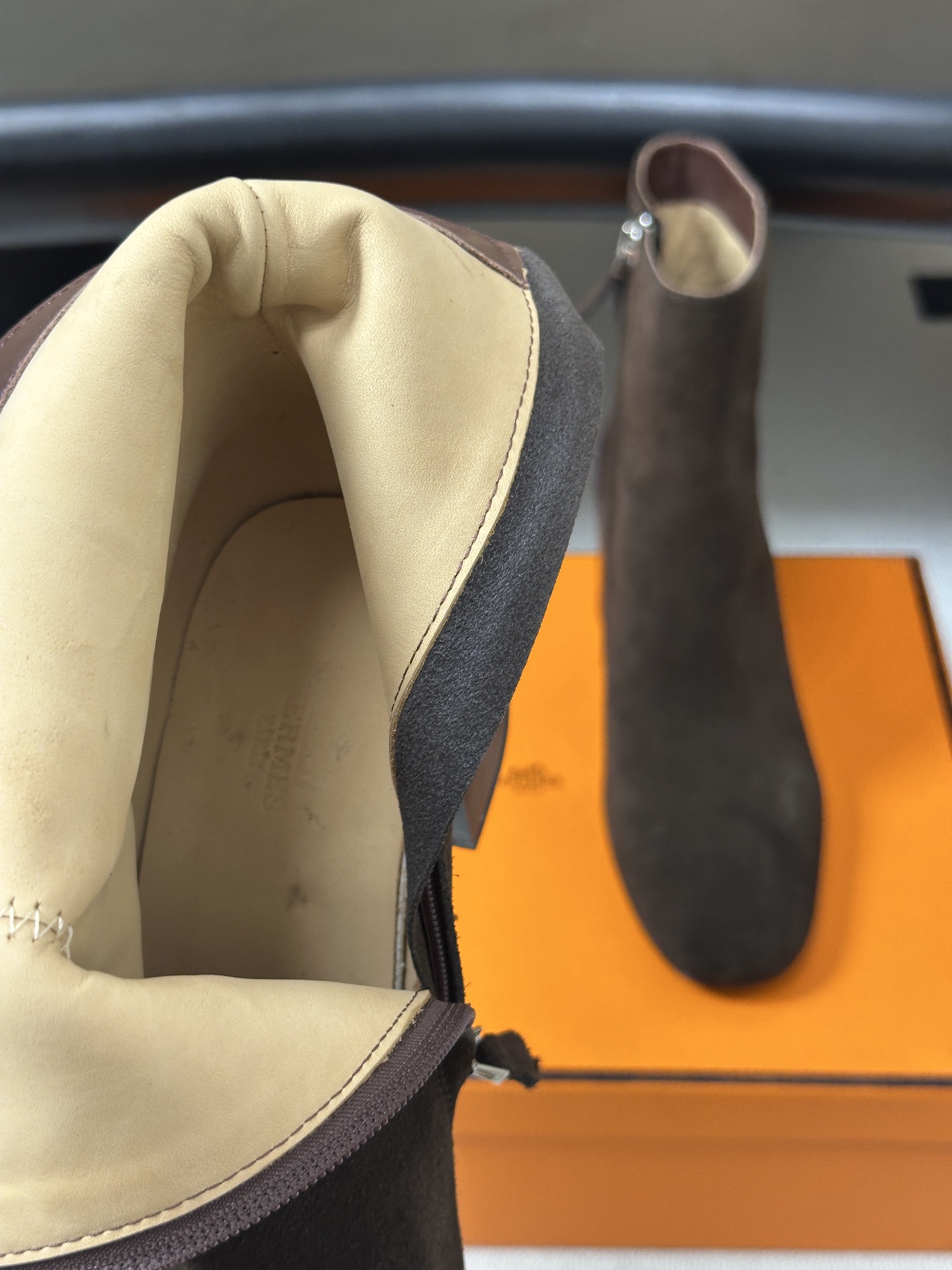 Hermes 爱马仕🐎 26Fw秋冬新款 H家Novita 60及踝靴系列复古老钱麂皮绒面侧拉链短靴几何粗跟短靴 几何风 Hermes 爱马仕🐎 26Fw秋冬新款 H家Novita 60及踝靴系列复古老钱麂皮绒面侧拉链短靴几何粗跟短靴 几何风