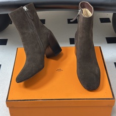 Hermes 爱马仕🐎 26Fw秋冬新款 H家Novita 60及踝靴系列复古老钱麂皮绒面侧拉链短靴几何粗跟短靴 几何风 Hermes 爱马仕🐎 26Fw秋冬新款 H家Novita 60及踝靴系列复古老钱麂皮绒面侧拉链短靴几何粗跟短靴 几何风