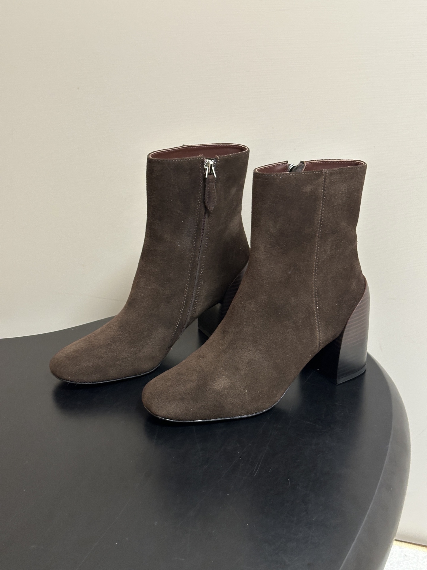 Hermes 爱马仕🐎 26Fw秋冬新款 H家Novita 60及踝靴系列复古老钱麂皮绒面侧拉链短靴几何粗跟短靴 几何风 Hermes 爱马仕🐎 26Fw秋冬新款 H家Novita 60及踝靴系列复古老钱麂皮绒面侧拉链短靴几何粗跟短靴 几何风