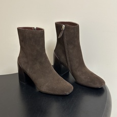 Hermes 爱马仕🐎 26Fw秋冬新款 H家Novita 60及踝靴系列复古老钱麂皮绒面侧拉链短靴几何粗跟短靴 几何风 Hermes 爱马仕🐎 26Fw秋冬新款 H家Novita 60及踝靴系列复古老钱麂皮绒面侧拉链短靴几何粗跟短靴 几何风