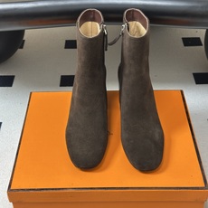 Hermes 爱马仕🐎 26Fw秋冬新款 H家Novita 60及踝靴系列复古老钱麂皮绒面侧拉链短靴几何粗跟短靴 几何风 Hermes 爱马仕🐎 26Fw秋冬新款 H家Novita 60及踝靴系列复古老钱麂皮绒面侧拉链短靴几何粗跟短靴 几何风