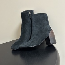 Hermes 爱马仕🐎 26Fw秋冬新款 H家Novita 60及踝靴系列复古老钱麂皮绒面侧拉链短靴几何粗跟短靴 几何风 Hermes 爱马仕🐎 26Fw秋冬新款 H家Novita 60及踝靴系列复古老钱麂皮绒面侧拉链短靴几何粗跟短靴 几何风