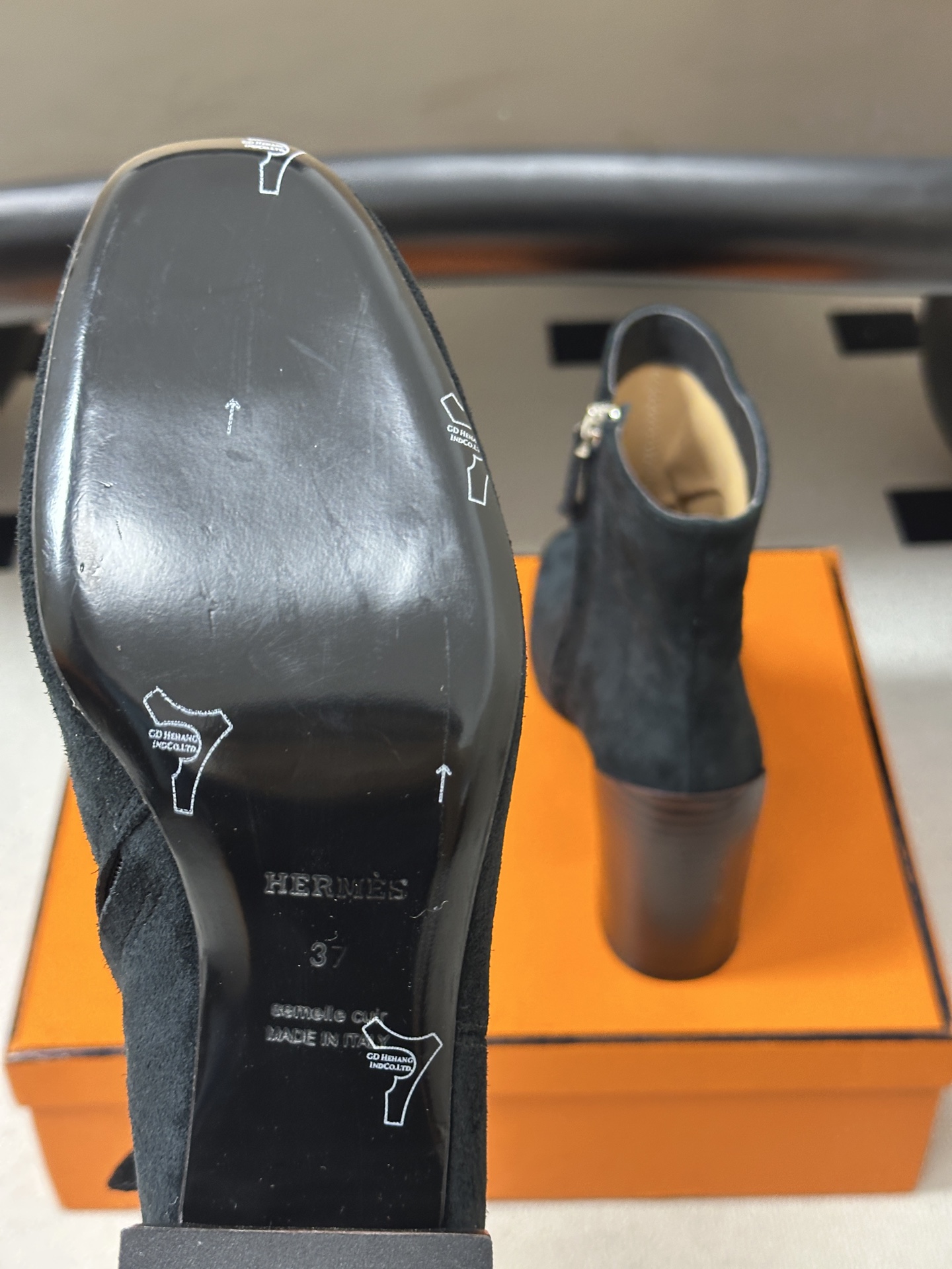 Hermes 爱马仕🐎 26Fw秋冬新款 H家Novita 60及踝靴系列复古老钱麂皮绒面侧拉链短靴几何粗跟短靴 几何风 Hermes 爱马仕🐎 26Fw秋冬新款 H家Novita 60及踝靴系列复古老钱麂皮绒面侧拉链短靴几何粗跟短靴 几何风