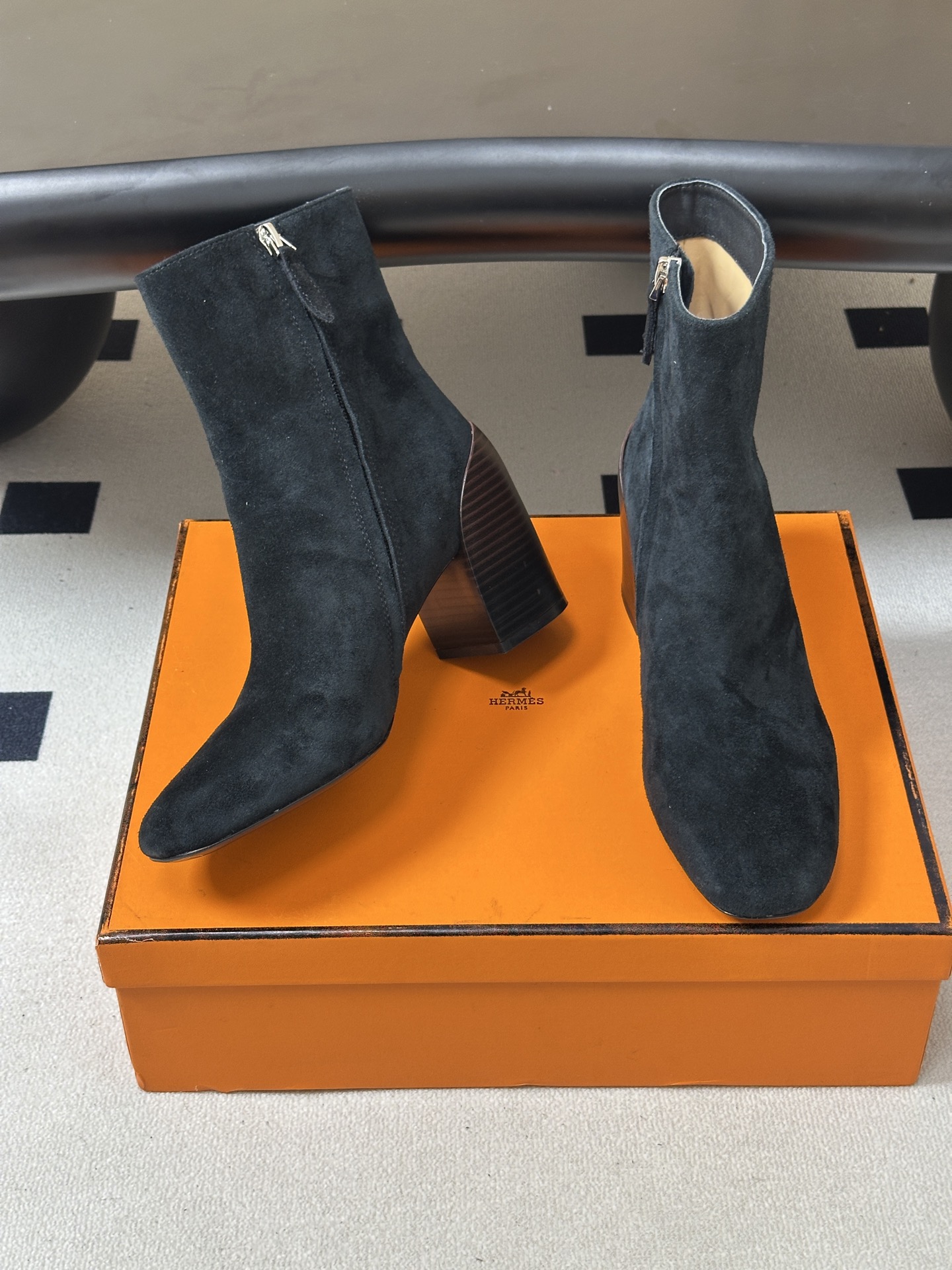 Hermes 爱马仕🐎 26Fw秋冬新款 H家Novita 60及踝靴系列复古老钱麂皮绒面侧拉链短靴几何粗跟短靴 几何风 Hermes 爱马仕🐎 26Fw秋冬新款 H家Novita 60及踝靴系列复古老钱麂皮绒面侧拉链短靴几何粗跟短靴 几何风