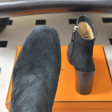 Hermes 爱马仕🐎 26Fw秋冬新款 H家Novita 60及踝靴系列复古老钱麂皮绒面侧拉链短靴几何粗跟短靴 几何风 Hermes 爱马仕🐎 26Fw秋冬新款 H家Novita 60及踝靴系列复古老钱麂皮绒面侧拉链短靴几何粗跟短靴 几何风