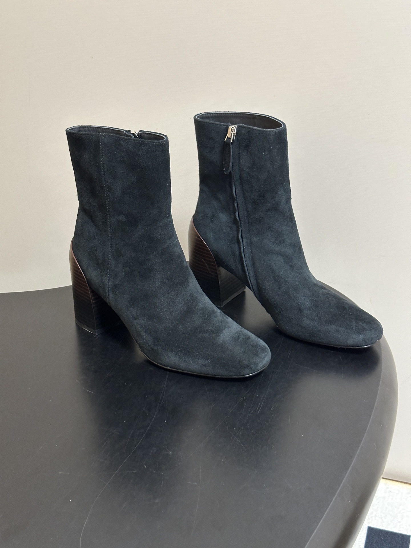 Hermes 爱马仕🐎 26Fw秋冬新款 H家Novita 60及踝靴系列复古老钱麂皮绒面侧拉链短靴几何粗跟短靴 几何风 Hermes 爱马仕🐎 26Fw秋冬新款 H家Novita 60及踝靴系列复古老钱麂皮绒面侧拉链短靴几何粗跟短靴 几何风