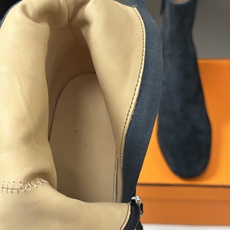 Hermes 爱马仕🐎 26Fw秋冬新款 H家Novita 60及踝靴系列复古老钱麂皮绒面侧拉链短靴几何粗跟短靴 几何风 Hermes 爱马仕🐎 26Fw秋冬新款 H家Novita 60及踝靴系列复古老钱麂皮绒面侧拉链短靴几何粗跟短靴 几何风