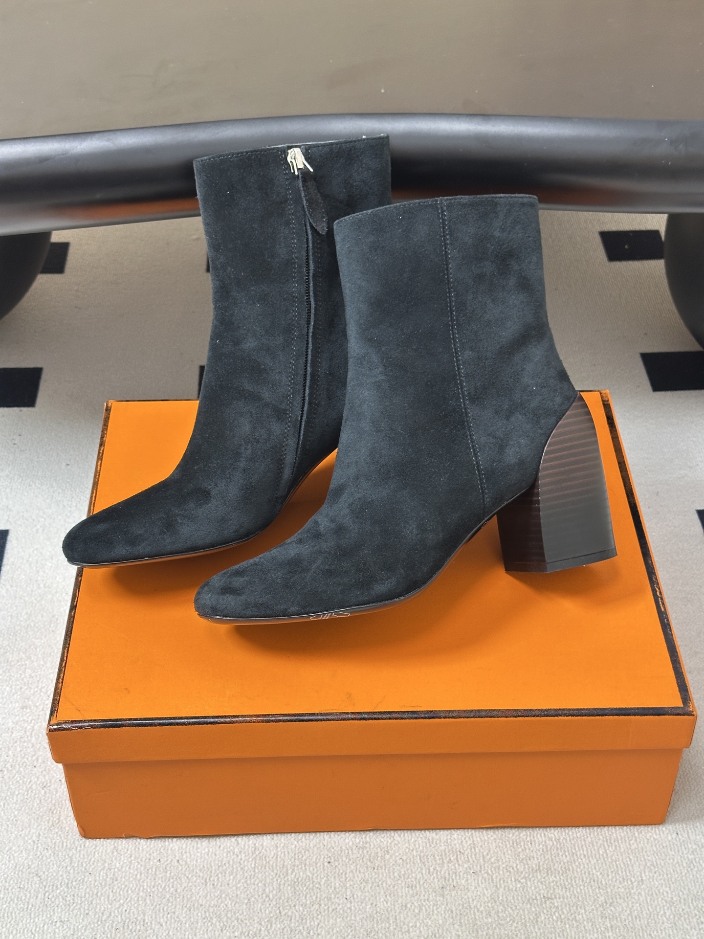 Hermes 爱马仕🐎 26Fw秋冬新款 H家Novita 60及踝靴系列复古老钱麂皮绒面侧拉链短靴几何粗跟短靴 几何风 Hermes 爱马仕🐎 26Fw秋冬新款 H家Novita 60及踝靴系列复古老钱麂皮绒面侧拉链短靴几何粗跟短靴 几何风