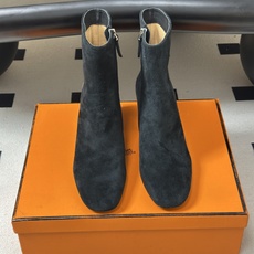 Hermes 爱马仕🐎 26Fw秋冬新款 H家Novita 60及踝靴系列复古老钱麂皮绒面侧拉链短靴几何粗跟短靴 几何风 Hermes 爱马仕🐎 26Fw秋冬新款 H家Novita 60及踝靴系列复古老钱麂皮绒面侧拉链短靴几何粗跟短靴 几何风