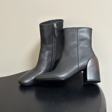 Hermes 爱马仕🐎 26Fw秋冬新款 H家Novita 60及踝靴系列复古老钱麂皮绒面侧拉链短靴几何粗跟短靴 几何风 Hermes 爱马仕🐎 26Fw秋冬新款 H家Novita 60及踝靴系列复古老钱麂皮绒面侧拉链短靴几何粗跟短靴 几何风