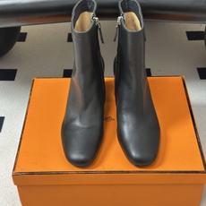 Hermes 爱马仕🐎 26Fw秋冬新款 H家Novita 60及踝靴系列复古老钱麂皮绒面侧拉链短靴几何粗跟短靴 几何风 Hermes 爱马仕🐎 26Fw秋冬新款 H家Novita 60及踝靴系列复古老钱麂皮绒面侧拉链短靴几何粗跟短靴 几何风