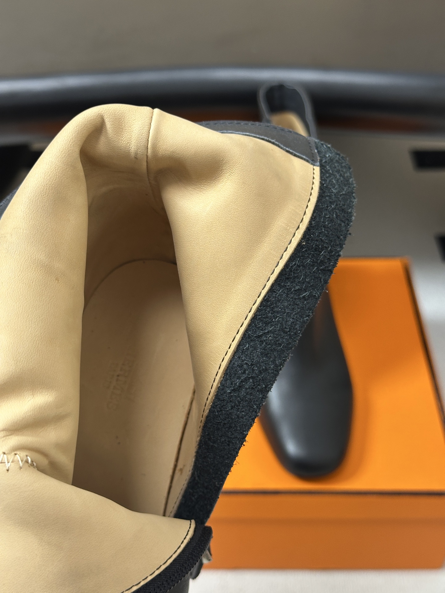 Hermes 爱马仕🐎 26Fw秋冬新款 H家Novita 60及踝靴系列复古老钱麂皮绒面侧拉链短靴几何粗跟短靴 几何风 Hermes 爱马仕🐎 26Fw秋冬新款 H家Novita 60及踝靴系列复古老钱麂皮绒面侧拉链短靴几何粗跟短靴 几何风