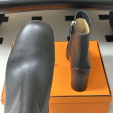Hermes 爱马仕🐎 26Fw秋冬新款 H家Novita 60及踝靴系列复古老钱麂皮绒面侧拉链短靴几何粗跟短靴 几何风 Hermes 爱马仕🐎 26Fw秋冬新款 H家Novita 60及踝靴系列复古老钱麂皮绒面侧拉链短靴几何粗跟短靴 几何风
